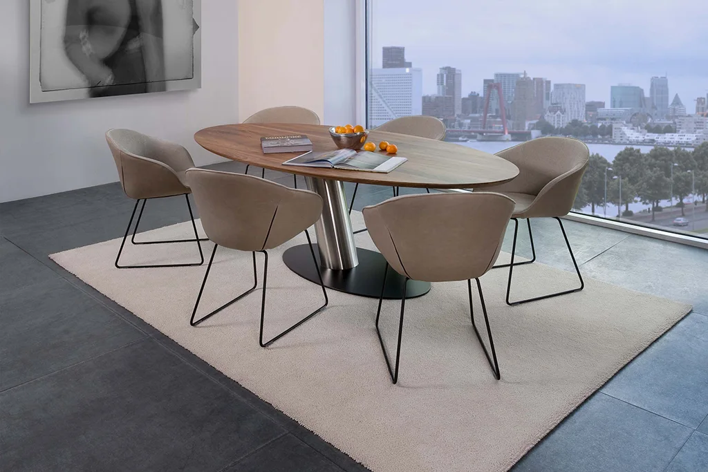 Dolce eetkamerstoelen met arm op slede en contur eetkamertafel