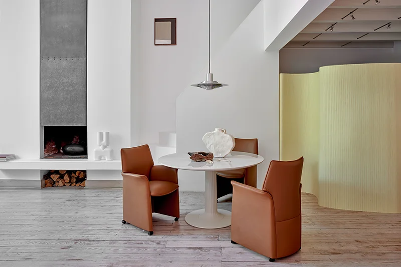 Columna round eettafel met Tamarinde eetkamerstoelen