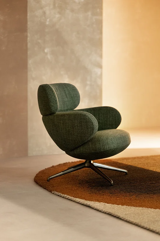 Draaifauteuil Bibo van Pode uitgevoerd in groene stof met aluminium vorkpoot