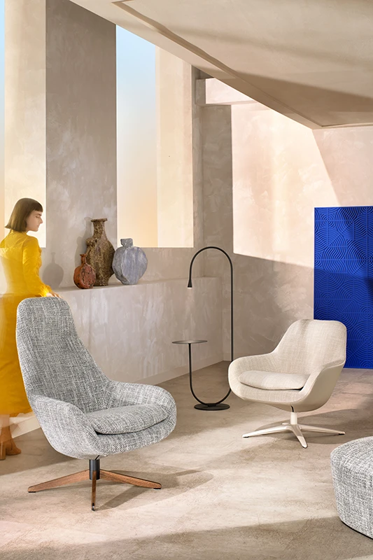 Lichtgrijze Sparkle two in stof links in het beeld, rechts de Sparkle one in beige en de lamp U-turn met tafeltje ertussenin