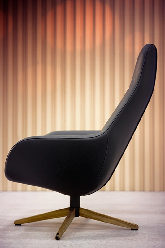 Fauteuil Spot Two in zwart leer met houten vorkpoot