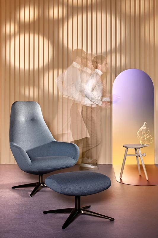 Fauteuil Spot Two en poef in blauwe stof met zwarte vorkpoot