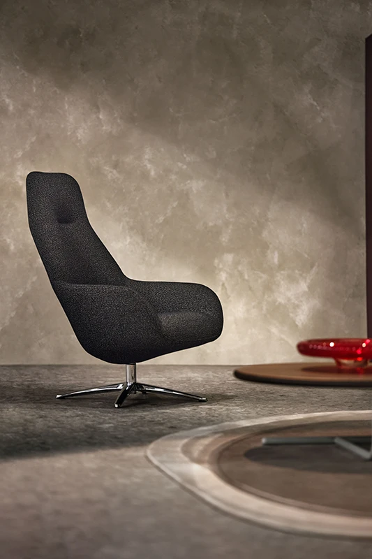 Fauteuil Spot Two uitgevoerd in zwarte stof met vorkpoot