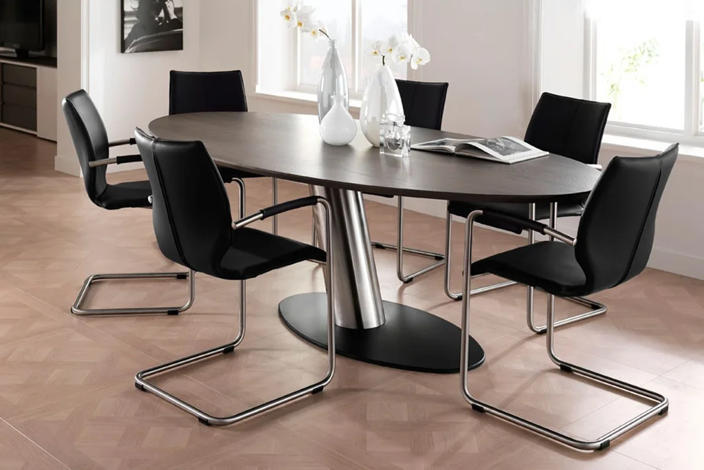 Lunette eetkamerstoelen in zwart leer met armleuning en contur eettafel