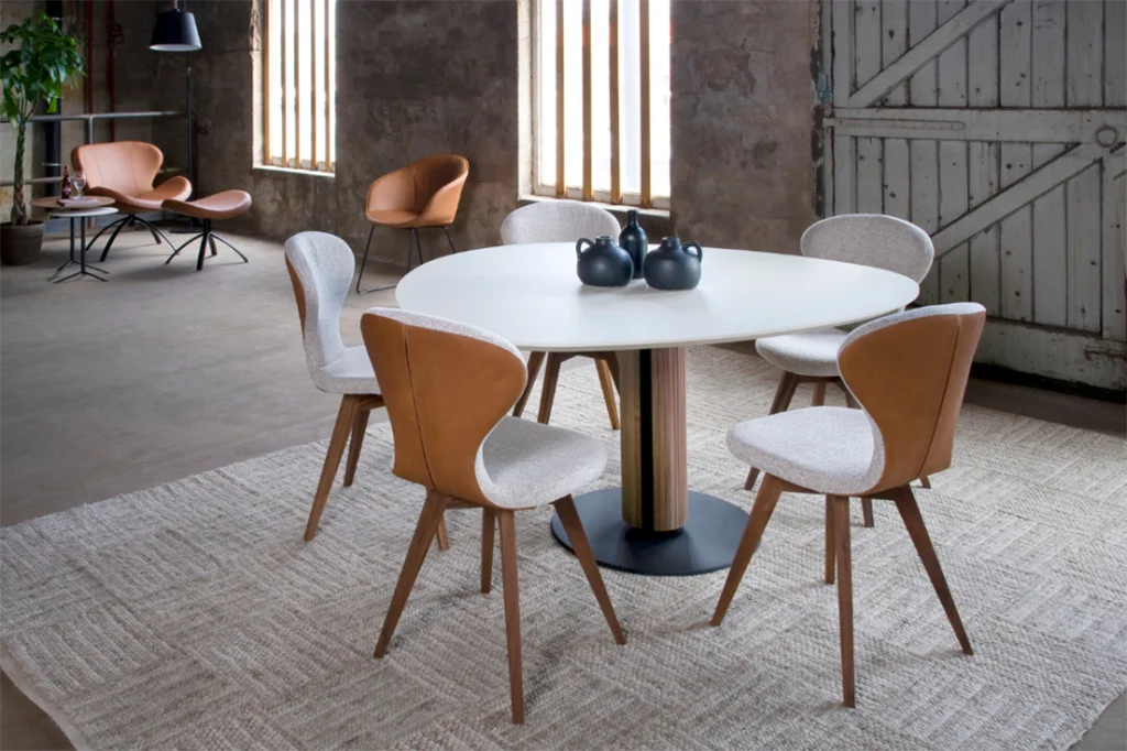 Tafel Steely, Rikki stoelen en Peggy fauteuil