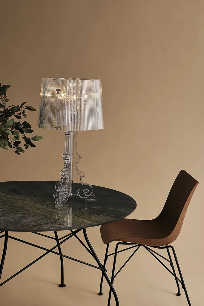 Bourgie tafellamp transparant, glossy tafel en p/wood stoel met zwart frame