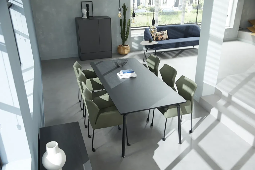 Fly eetkamerstoel op wieltjes en Shape eettafel