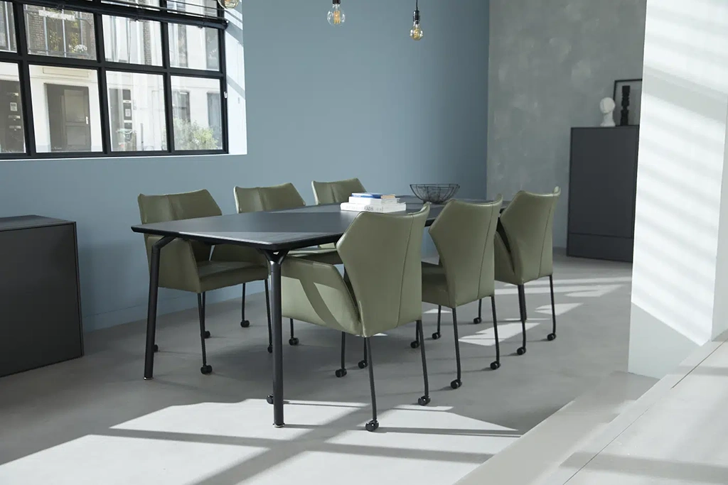 Fly eetkamerstoel op wieltjes en Shape eettafel