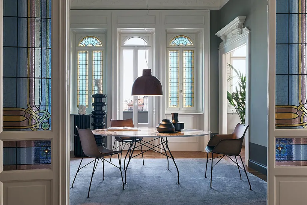 Glossy ronde eetkamertafel met p/wood en q/wood eetkamerstoelen