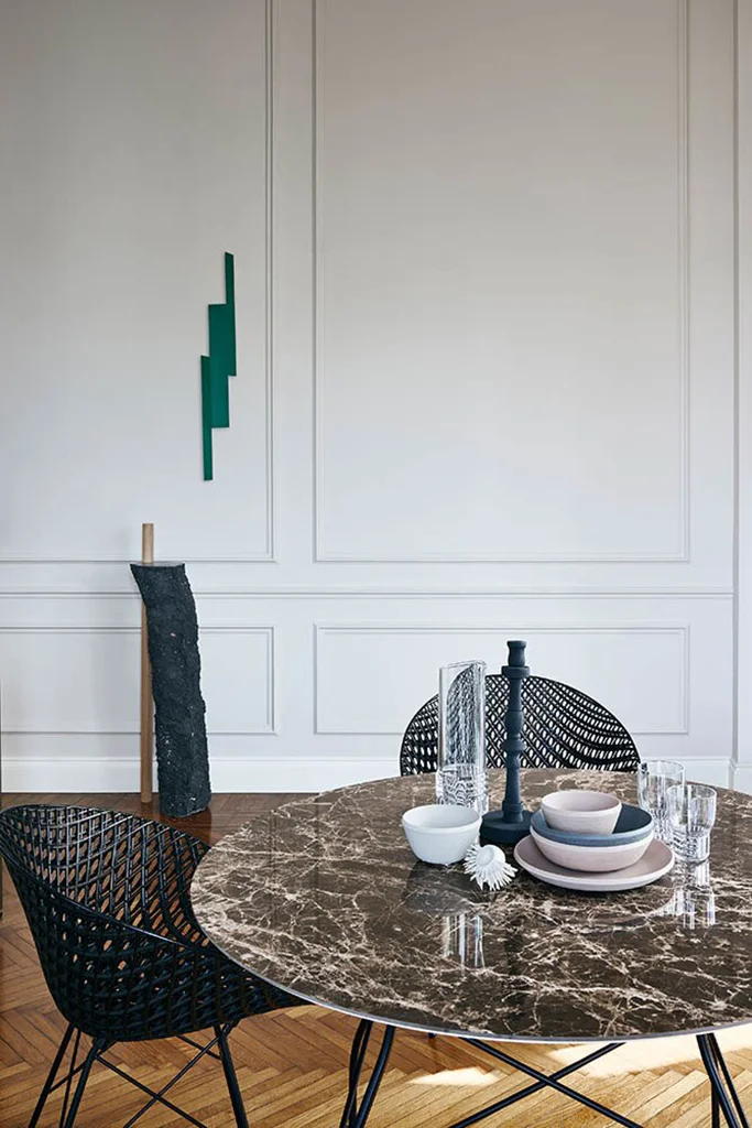 Glossy ronde tafel met zwarte Smatrik stoelen