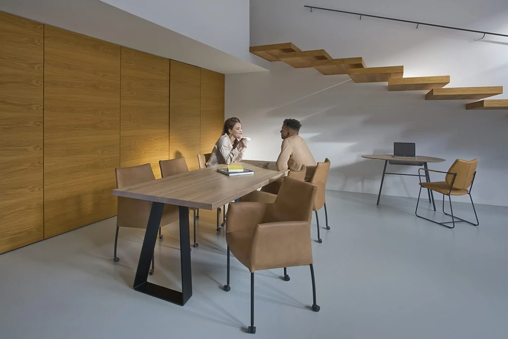 Cross-over tafel, invito eetkamerstoelen met wieltjes en Twinny bureautafeltje