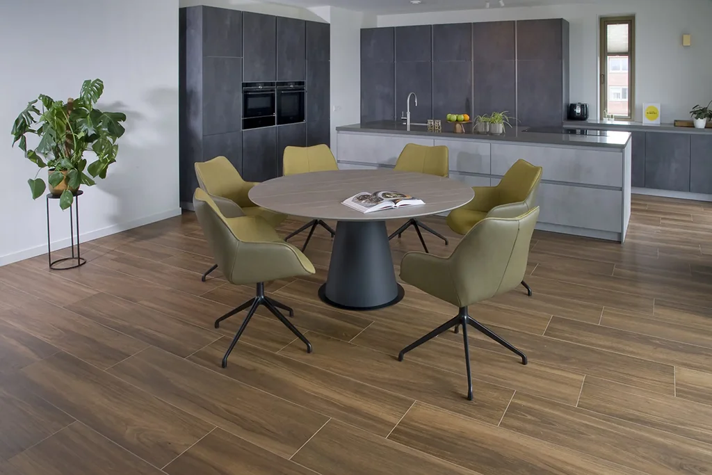 Kiq eetkamerstoel en Center ronde eettafel